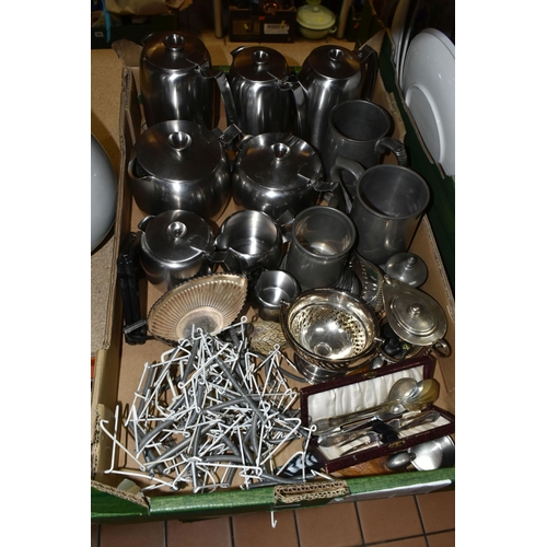 400 - THREE BOXES AND LOOSE MIXED CERAMICS AND METALWARES to include a box of mixed ceramic tea wares to i... 