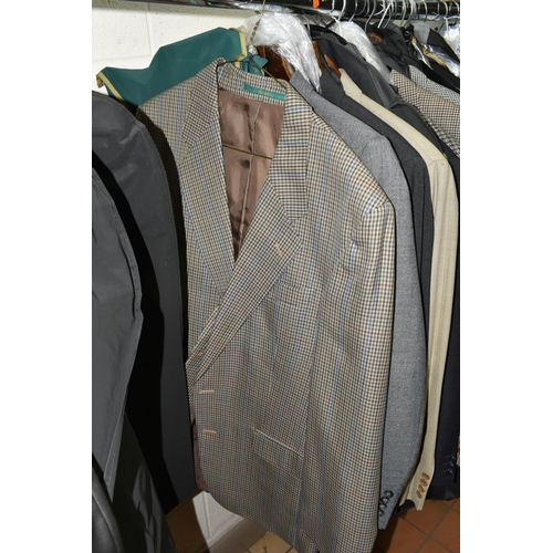 418 - A GROUP OF MEN'S HIGH STREET SUITS AND JACKETS to include approximately twenty-eight suits from UK h... 