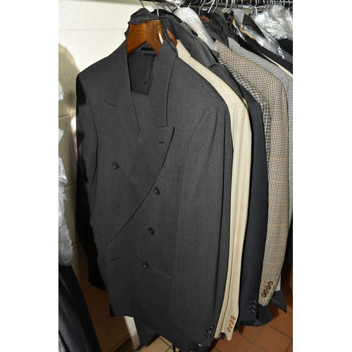 418 - A GROUP OF MEN'S HIGH STREET SUITS AND JACKETS to include approximately twenty-eight suits from UK h... 