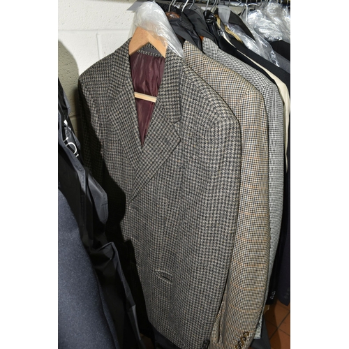 418 - A GROUP OF MEN'S HIGH STREET SUITS AND JACKETS to include approximately twenty-eight suits from UK h... 