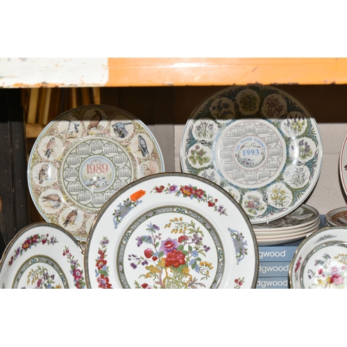 505 - A GROUP OF COLLECTORS PLATES AND NAMED DINNERWARE, comprising of Wedgwood calendar plates dated 1989... 