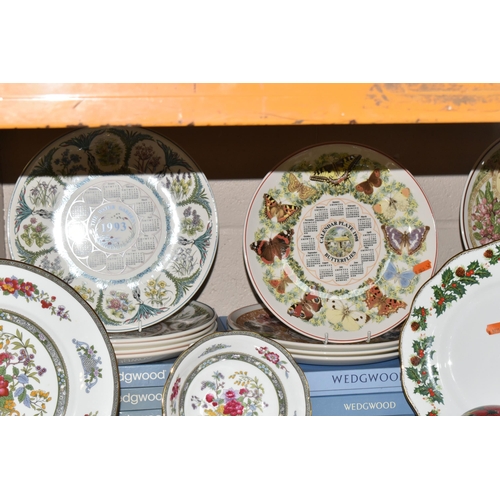 505 - A GROUP OF COLLECTORS PLATES AND NAMED DINNERWARE, comprising of Wedgwood calendar plates dated 1989... 