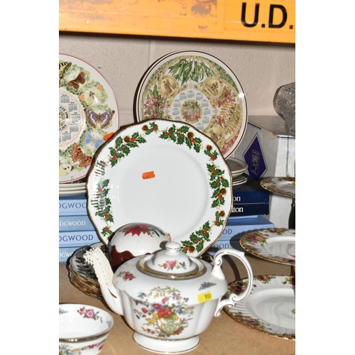 505 - A GROUP OF COLLECTORS PLATES AND NAMED DINNERWARE, comprising of Wedgwood calendar plates dated 1989... 