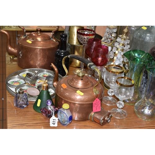 411 - A GROUP OF LOOSE GLASS AND METALWARES to include two copper kettles to include an early electric ket... 