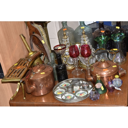 411 - A GROUP OF LOOSE GLASS AND METALWARES to include two copper kettles to include an early electric ket... 