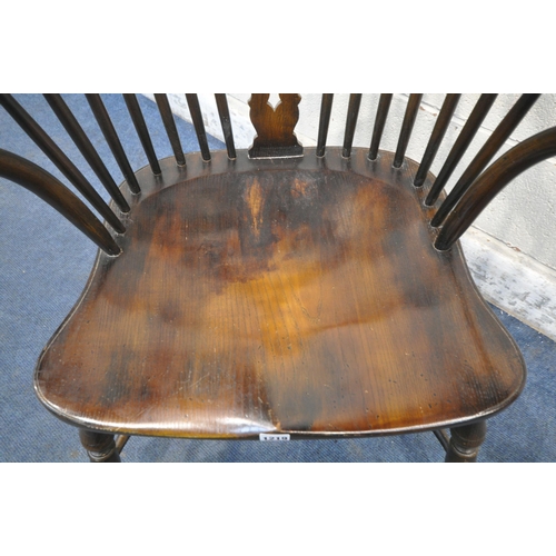 1219 - AN EARLY 20TH CENTURY ELM WINDSOR ARMCHAIR, with a central splat back, spindle supports, shaped seat... 