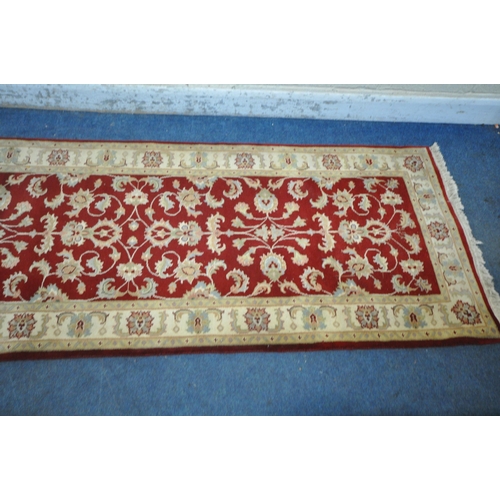 1265 - A SECOND HALF 20TH CENTURY KESHAN RED AND CREAM CARPET RUNNER, 367cm x 96cm (condition report: measu... 