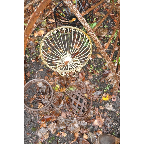 1008 - A COLLECTION OF VINTAGE AND MODERN METAL GARDEN ITEMS including two cast iron hay racks, two wrought... 