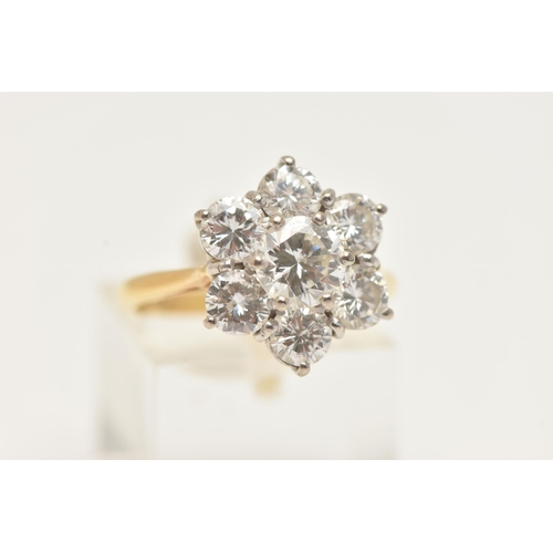 14 - AN 18CT WHITE AND YELLOW GOLD DIAMOND CLUSTER RING, set with a principal round brilliant cut diamond... 