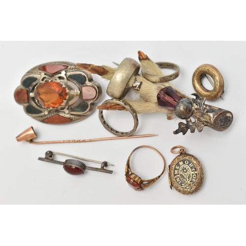 68 - AN ASSORTMENT OF LATE 19TH AND EARLY 20TH CENTURY JEWELLERY, to include a silver mounted grouse foot... 