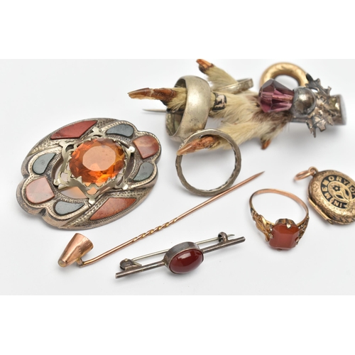 68 - AN ASSORTMENT OF LATE 19TH AND EARLY 20TH CENTURY JEWELLERY, to include a silver mounted grouse foot... 