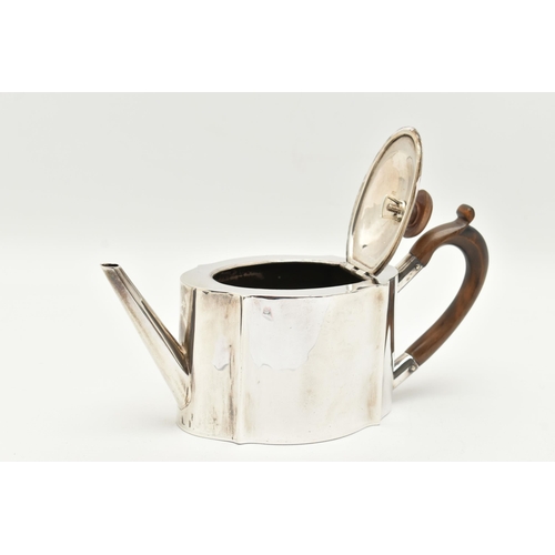 112 - AN EDWARDIAN SILVER TEAPOT, polished wavy outline, fitted with a light wooden handle and finial, hin... 