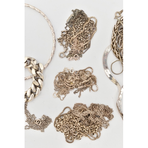 86 - AN ASSORTMENT OF SILVER AND WHITE METAL JEWELLERY, to include a large silver ID bracelet, a silver b... 