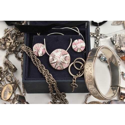 87 - ASSORTED SILVER AND WHITE METAL JEWELLERY, to include a silver hinged bangle with floral design, hal... 