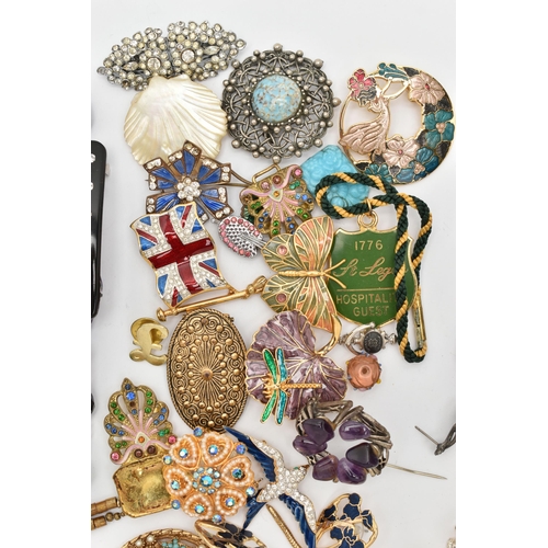 97 - AN ASSORTMENT OF COSTUME JEWELLERY, to include a Christian Dior by John Galliano rhinestone bow broo... 