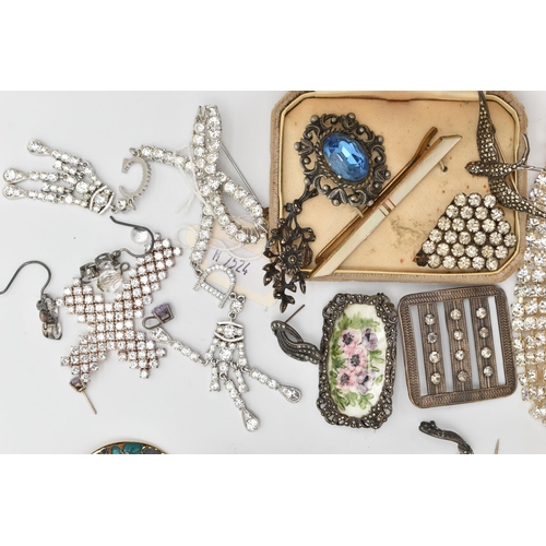 97 - AN ASSORTMENT OF COSTUME JEWELLERY, to include a Christian Dior by John Galliano rhinestone bow broo... 