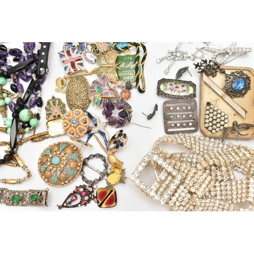 97 - AN ASSORTMENT OF COSTUME JEWELLERY, to include a Christian Dior by John Galliano rhinestone bow broo... 