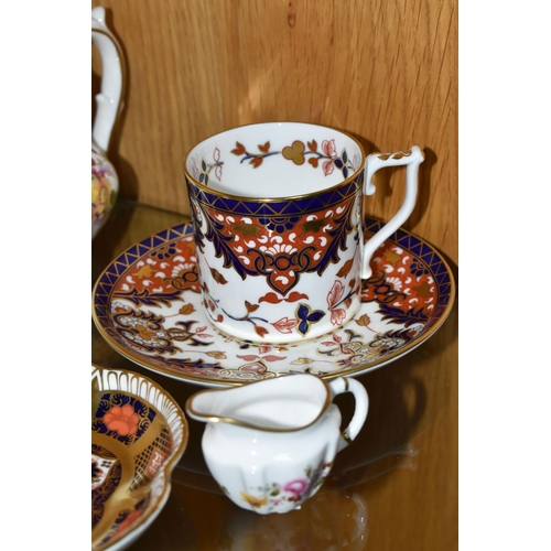 323 - A GROUP OF ROYAL CROWN DERBY PORCELAIN, comprising an Imari 1128 pattern solid gold band  trinket di... 