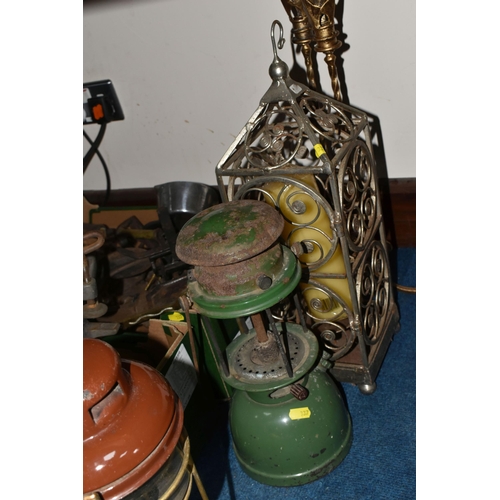 337 - TWO BOXES AND LOOSE METALWARE AND TILLY LAMPS, to include a Tilly lamp 'Guardsman Storm' with brown ... 