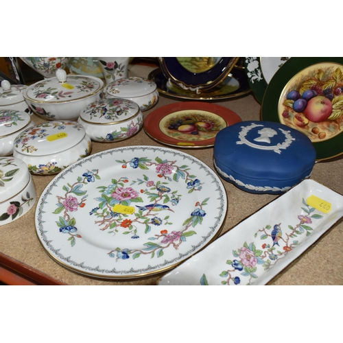 440 - A GROUP OF MOSTLY AYNSLEY GIFTWARE to include a group of Aynsley Pembroke giftware comprising a lidd... 