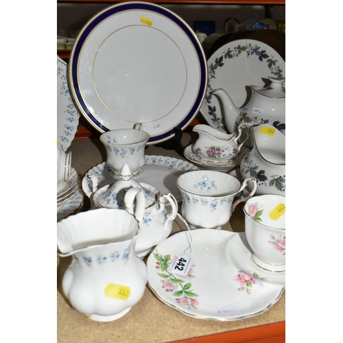 442 - A COLLECTION OF TEA AND DINNER WARES to include a Royal Doulton 'Burgundy' tea and dinner service co... 