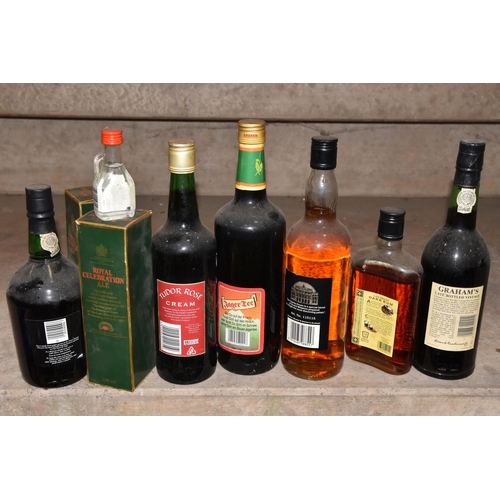 924 - ALCOHOL, One box of assorted Alcohol containing one bottle of Graham's 1981 LBV Port, St Michael Cha... 