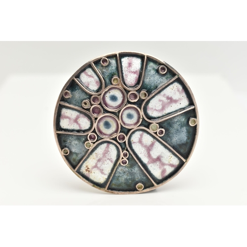 102 - AN 'ALASTAIR NORMAN GRANT' 1970s SCOTTISH ENAMEL SILVER BROOCH, the abstract design brooch with enam... 