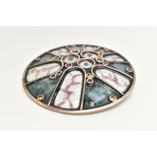 102 - AN 'ALASTAIR NORMAN GRANT' 1970s SCOTTISH ENAMEL SILVER BROOCH, the abstract design brooch with enam... 