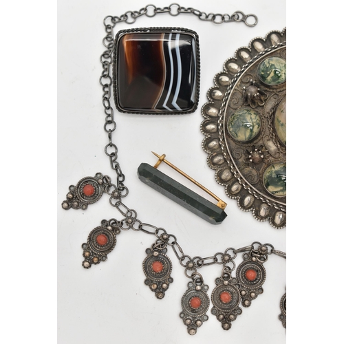 124 - SIX ITEMS OF JEWELLERY, to include a carved and faceted moss agate ring, a polished moss agate brooc... 