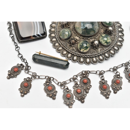 124 - SIX ITEMS OF JEWELLERY, to include a carved and faceted moss agate ring, a polished moss agate brooc... 
