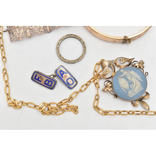 126 - AN ASSORTMENT OF JEWELLERY, to include a gold plated hinged bangle with foliate pattern, stamped 1/5... 