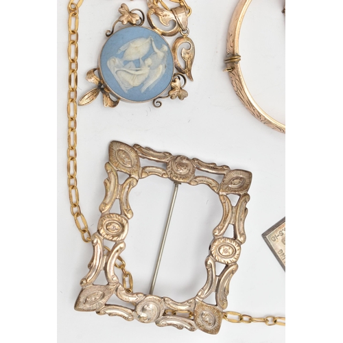 126 - AN ASSORTMENT OF JEWELLERY, to include a gold plated hinged bangle with foliate pattern, stamped 1/5... 
