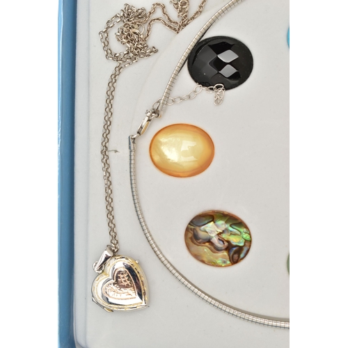 156 - A SELECTION OF SILVER AND WHITE METAL JEWELLERY, to include four hinged bangles, four lockets, a hea... 