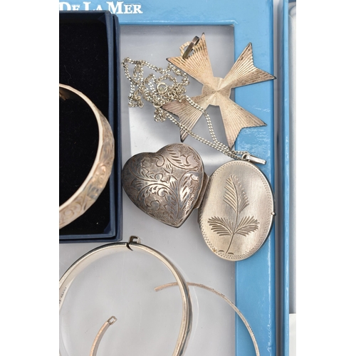 156 - A SELECTION OF SILVER AND WHITE METAL JEWELLERY, to include four hinged bangles, four lockets, a hea... 