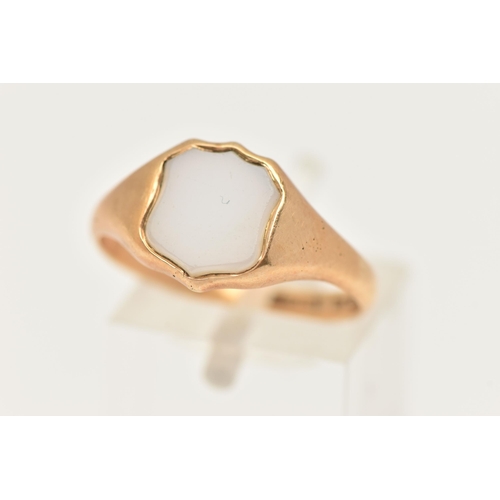 88 - A YELLOW METAL SIGNET RING, set with a polished white chalcedony shield shape inlay, to a polished b... 