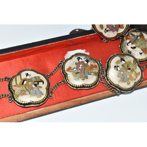 360 - AN EARLY TWENTIETH CENTURY JAPANESE SATSUMA BELT, of thirteen sections, the panels set into stamped ... 