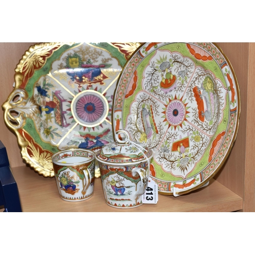 413 - FIVE PIECES OF 18TH AND 19TH CENTURY ENGLISH PORCELAIN DECORATED IN THE DRAGON IN COMPARTMENTS PATTE... 