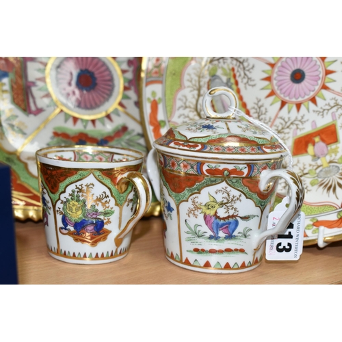 413 - FIVE PIECES OF 18TH AND 19TH CENTURY ENGLISH PORCELAIN DECORATED IN THE DRAGON IN COMPARTMENTS PATTE... 