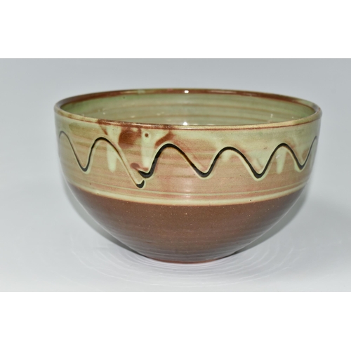 420 - RAY FINCH (1914-2012) FOR WINCHCOMBE POTTERY: A GREEN AND BROWN GLAZED BOWL, with a slip trailed ban... 