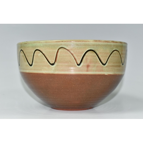 420 - RAY FINCH (1914-2012) FOR WINCHCOMBE POTTERY: A GREEN AND BROWN GLAZED BOWL, with a slip trailed ban... 