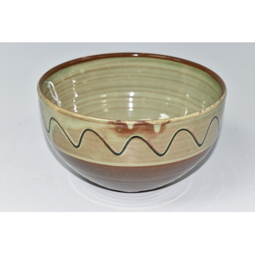 420 - RAY FINCH (1914-2012) FOR WINCHCOMBE POTTERY: A GREEN AND BROWN GLAZED BOWL, with a slip trailed ban... 