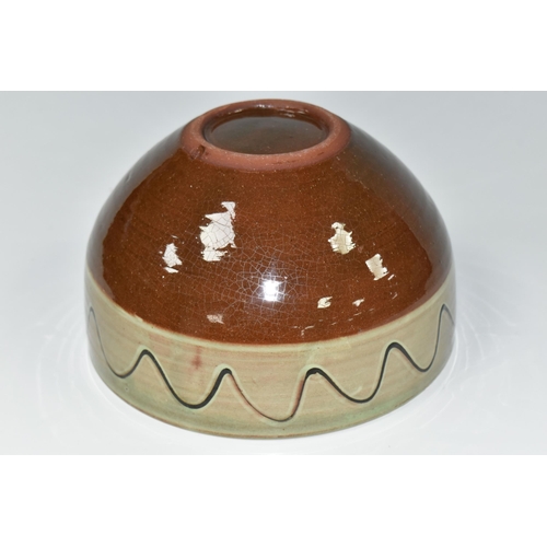 420 - RAY FINCH (1914-2012) FOR WINCHCOMBE POTTERY: A GREEN AND BROWN GLAZED BOWL, with a slip trailed ban... 