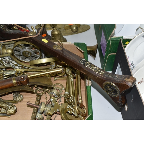 524 - A BOX AND LOOSE BRASSWARE, to include a brass cannon, length 46cm, brass wall plaques in the form of... 