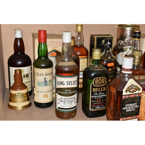 920 - WHISKY, Twenty-two Bottles of Blended Whisky comprising 2 x BELL'S Commemorative Decanters (H.M. Que... 