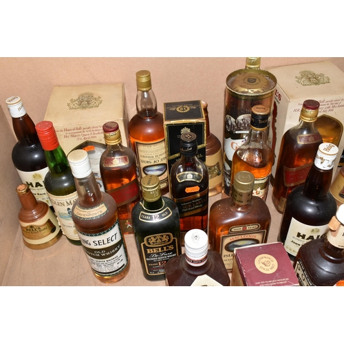 920 - WHISKY, Twenty-two Bottles of Blended Whisky comprising 2 x BELL'S Commemorative Decanters (H.M. Que... 