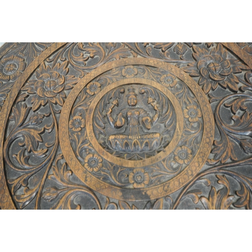 1217 - A 20TH CENTURY HARDWOOD ANGLO-INDIAN CARVED CIRCULAR TABLE, with foliate details, surrounding a Hind... 