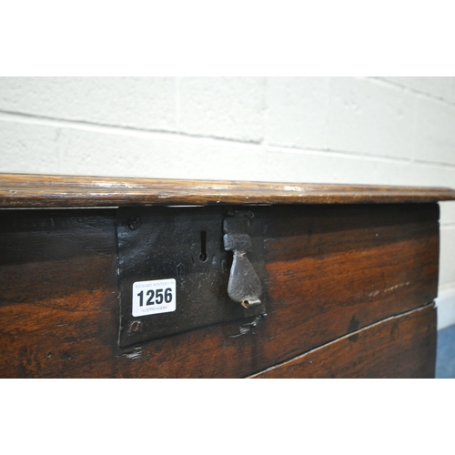 1256 - AN EARLY 18TH CENTURY OAK SIX PLANK BOARDED CHEST, with a hinged lid, iron hinges and locking mechan... 