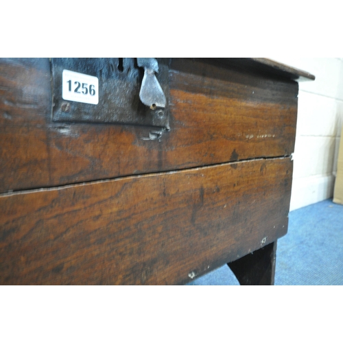 1256 - AN EARLY 18TH CENTURY OAK SIX PLANK BOARDED CHEST, with a hinged lid, iron hinges and locking mechan... 