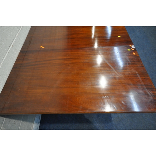 1300 - AN EDWARDIAN MAHOGANY WIND OUT DINING TABLE, with two additional leaves raised on square tapered leg... 