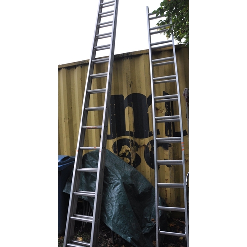 1015 - AN ALUMINIUM DOUBLE EXTENSION LADDER with sixteen rungs to each 450cm length